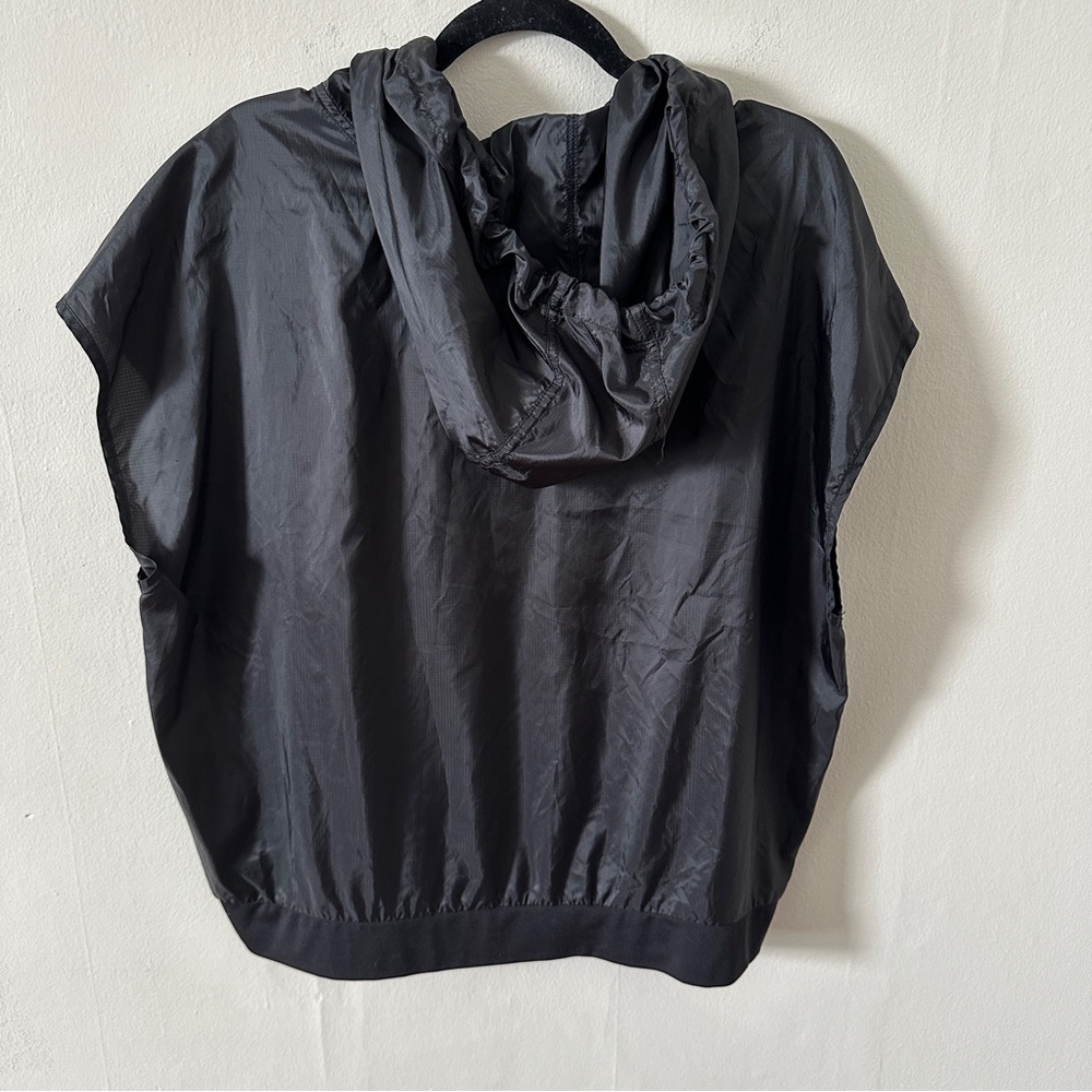 Vintage 90s Avia Pullover Capped Sleeve Hooded Breathable Shirt in black - Picture 2 of 3